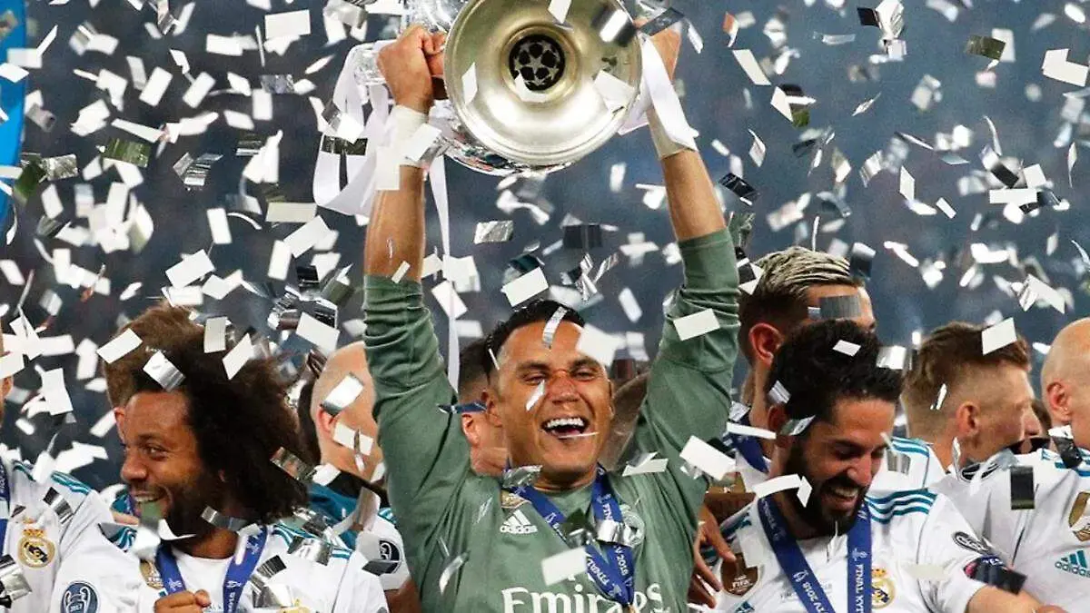 Keylor Navas levantando La Orejona, la Champions League